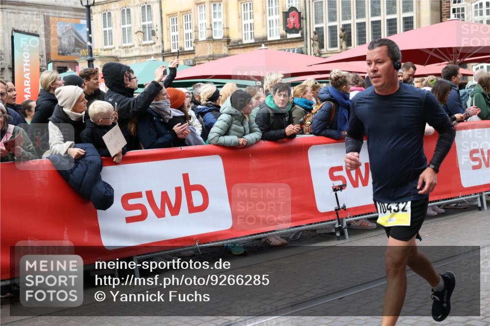05.10.2025 - 20. swb-Marathon Bremen Yannick Fuchs http://msf.ph/oto/9266285 05.10.2025 10:51:22 Ziel 9906, 10215, 10222, 10432 meine-sportfotos.de