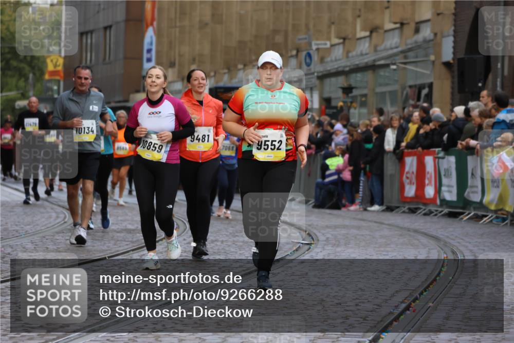 05.10.2025 - 20. swb-Marathon Bremen Strokosch-Dieckow http://msf.ph/oto/9266288 05.10.2025 11:08:24 Ziel 9186, 9235, 9353, 9481, 9552 meine-sportfotos.de
