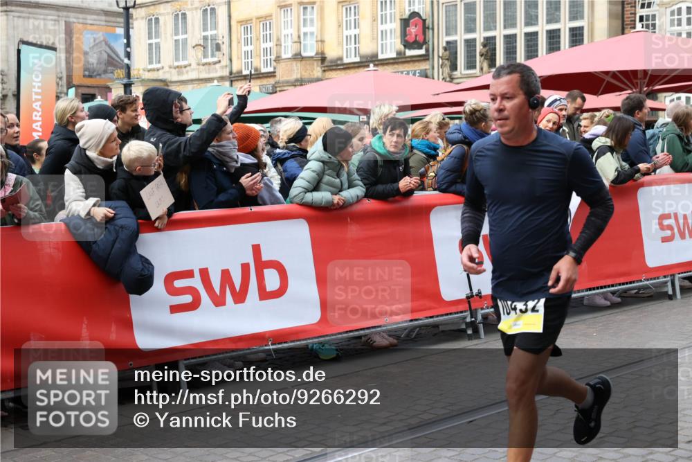 05.10.2025 - 20. swb-Marathon Bremen Yannick Fuchs http://msf.ph/oto/9266292 05.10.2025 10:51:22 Ziel 9906, 10215, 10222, 10432 meine-sportfotos.de