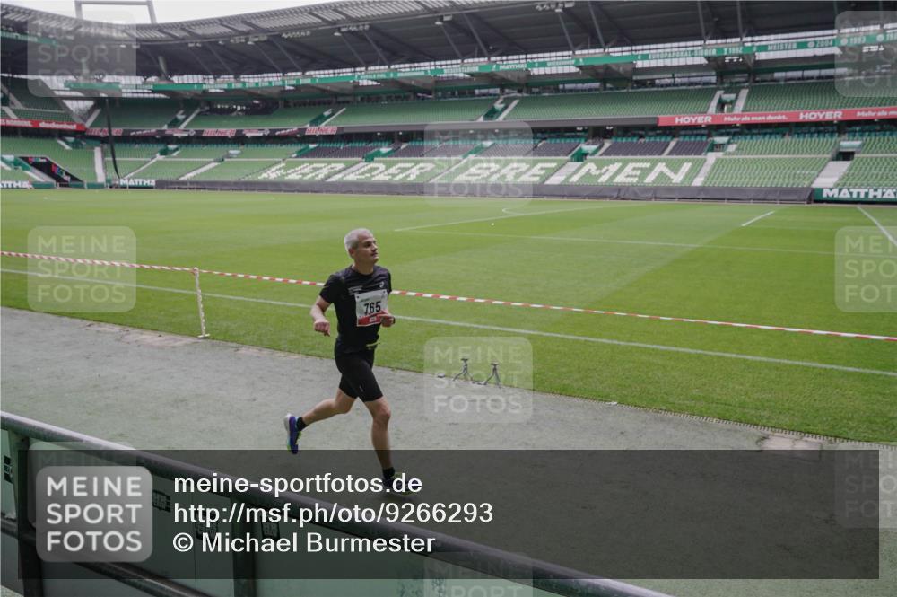 05.10.2025 - 20. swb-Marathon Bremen Michael Burmester http://msf.ph/oto/9266293 05.10.2025 12:26:02 Laufen im Stadion 5, 7, 153, 263, 364, 438, 559, 765, 923, 1068, 1077, 1155, 1618, 1643, 1162, 1289, 1921 meine-sportfotos.de