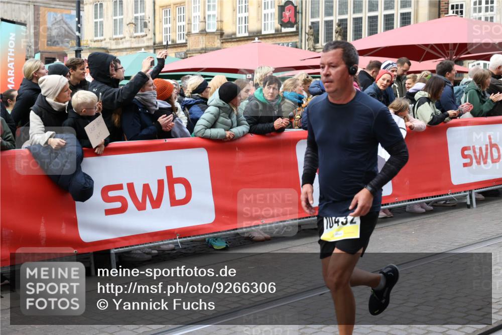 05.10.2025 - 20. swb-Marathon Bremen Yannick Fuchs http://msf.ph/oto/9266306 05.10.2025 10:51:22 Ziel 9906, 10215, 10222, 10432 meine-sportfotos.de