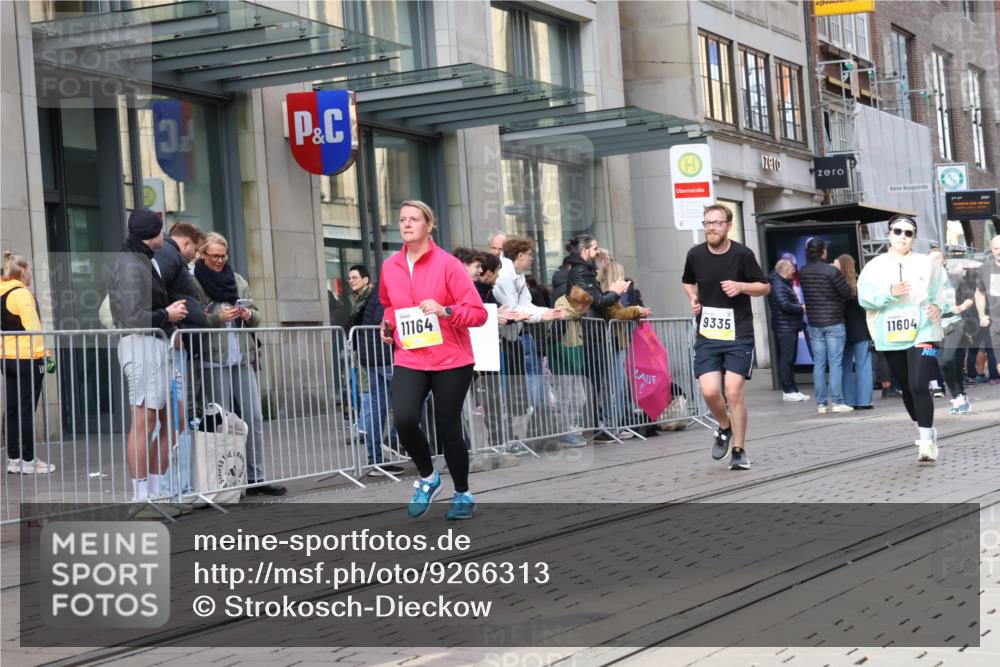 05.10.2025 - 20. swb-Marathon Bremen Strokosch-Dieckow http://msf.ph/oto/9266313 05.10.2025 11:05:15 Ziel 7654, 9210, 9335, 9419, 9423, 9713, 9752, 10025, 10158, 10197, 10289, 10426, 10437, 10511, 10529, 10542, 10769, 10828, 10843, 10844, 10999, 11064, 11106, 11164, 11455, 11604, 11676, 11681, 7654, 9210, 9335, 9419, 9423, 9713, 9752, 10025, 10158, 10197, 10289, 10426, 10437, 10511, 10529, 10542, 10769, 10828, 10843, 10844, 10999, 11064, 11106, 11164, 11455, 11604, 11676, 11681 meine-sportfotos.de