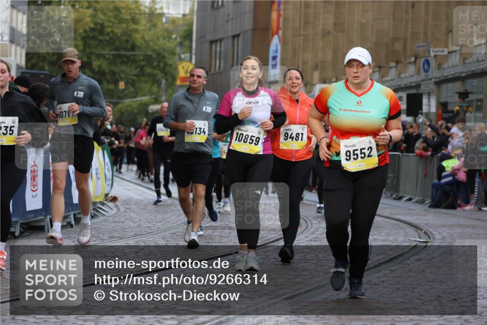 05.10.2025 - 20. swb-Marathon Bremen Strokosch-Dieckow http://msf.ph/oto/9266314 05.10.2025 11:08:25 Ziel 9186, 9235, 9481, 9552, 10859 meine-sportfotos.de