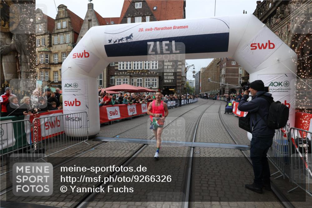 05.10.2025 - 20. swb-Marathon Bremen Yannick Fuchs http://msf.ph/oto/9266326 05.10.2025 12:08:52 Ziel 408 meine-sportfotos.de