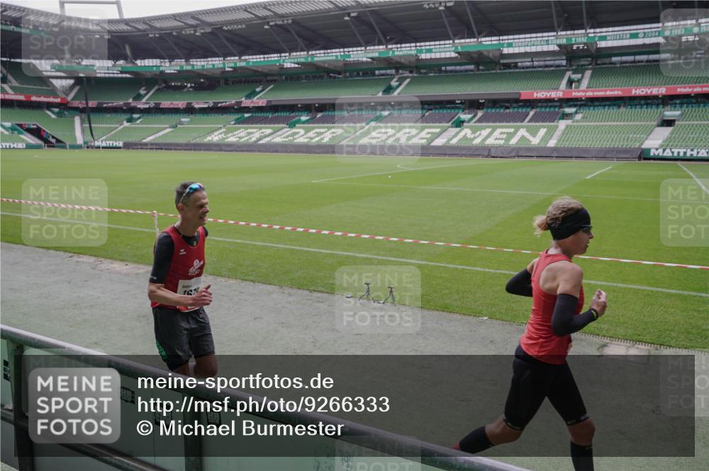 05.10.2025 - 20. swb-Marathon Bremen Michael Burmester http://msf.ph/oto/9266333 05.10.2025 12:26:09 Laufen im Stadion 5, 7, 153, 263, 364, 438, 559, 765, 923, 1068, 1077, 1155, 1618, 1643, 364, 1162, 1289, 1921 meine-sportfotos.de