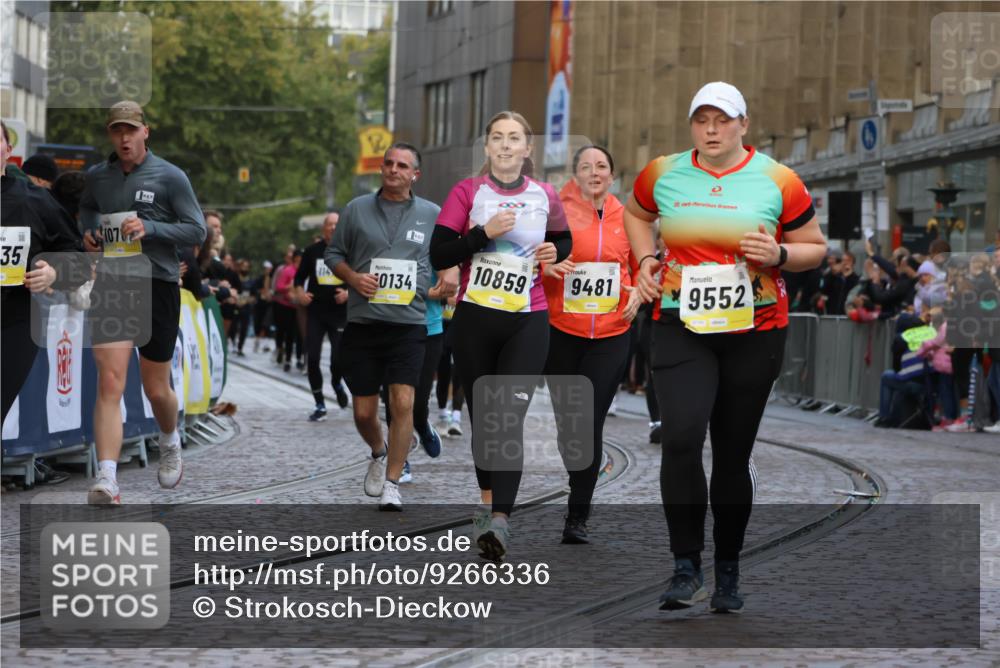 05.10.2025 - 20. swb-Marathon Bremen Strokosch-Dieckow http://msf.ph/oto/9266336 05.10.2025 11:08:25 Ziel 9186, 9235, 9481, 9552, 10859 meine-sportfotos.de