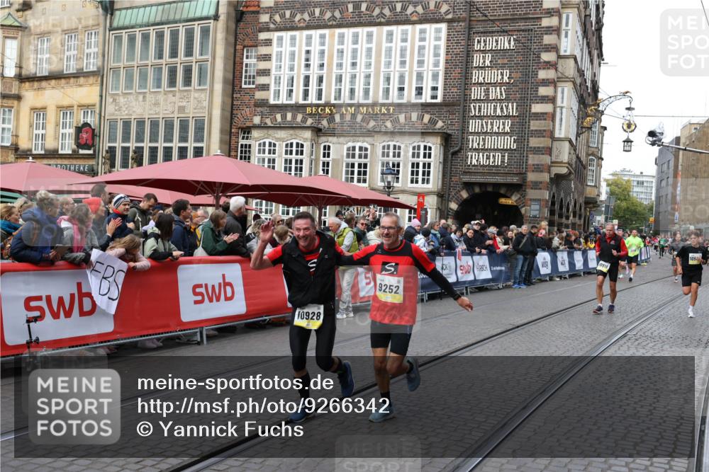05.10.2025 - 20. swb-Marathon Bremen Yannick Fuchs http://msf.ph/oto/9266342 05.10.2025 10:51:38 Ziel 9252, 10321, 10556, 10928, 11177 meine-sportfotos.de