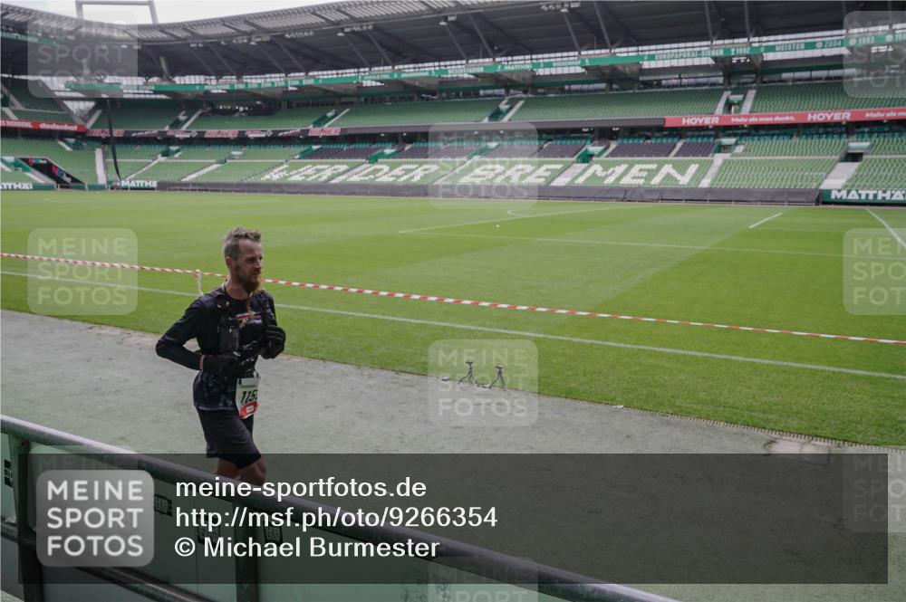 05.10.2025 - 20. swb-Marathon Bremen Michael Burmester http://msf.ph/oto/9266354 05.10.2025 12:26:12 Laufen im Stadion 5, 7, 153, 263, 438, 559, 765, 923, 1068, 1077, 1155, 1618, 1643, 364, 1289 meine-sportfotos.de