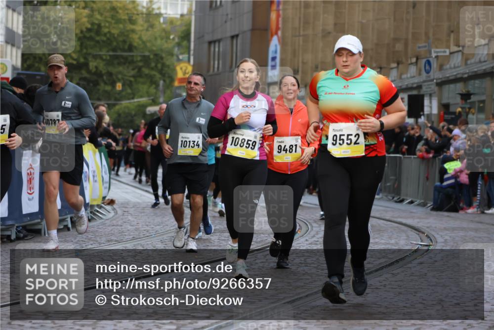05.10.2025 - 20. swb-Marathon Bremen Strokosch-Dieckow http://msf.ph/oto/9266357 05.10.2025 11:08:25 Ziel 9186, 9235, 9481, 9552, 10859 meine-sportfotos.de