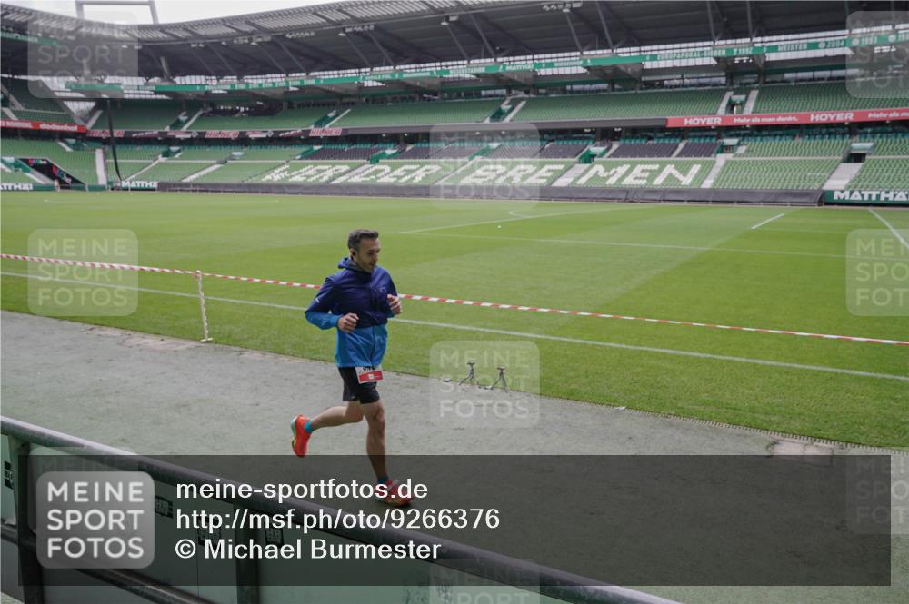05.10.2025 - 20. swb-Marathon Bremen Michael Burmester http://msf.ph/oto/9266376 05.10.2025 12:26:30 Laufen im Stadion 5, 7, 765, 923, 942, 1155, 1571, 1618, 1643, 1969, 153, 263, 438, 559, 1068, 1077 meine-sportfotos.de