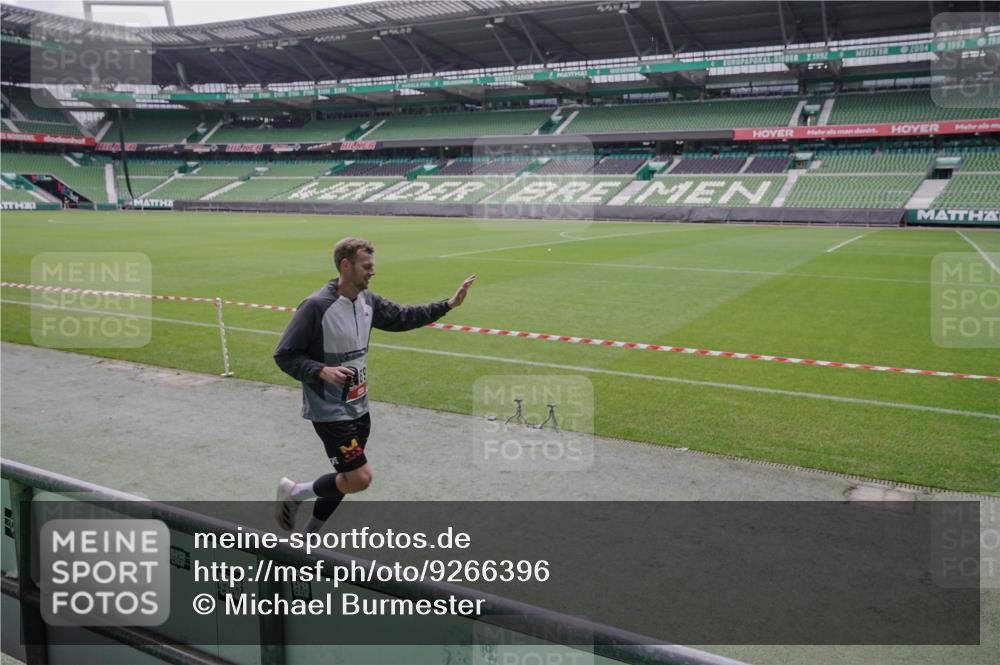 05.10.2025 - 20. swb-Marathon Bremen Michael Burmester http://msf.ph/oto/9266396 05.10.2025 12:26:46 Laufen im Stadion 5, 7, 765, 942, 1155, 1571, 1618, 1700, 1969, 923, 1643 meine-sportfotos.de