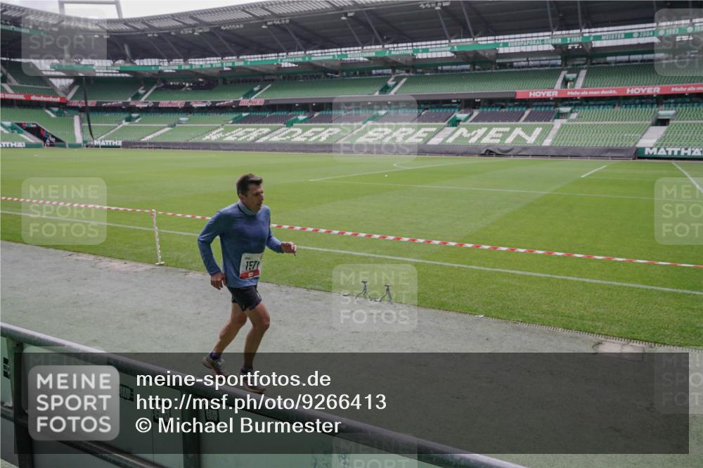 05.10.2025 - 20. swb-Marathon Bremen Michael Burmester http://msf.ph/oto/9266413 05.10.2025 12:26:50 Laufen im Stadion 5, 7, 942, 1155, 1571, 1618, 1700, 1969, 765, 923, 1643 meine-sportfotos.de