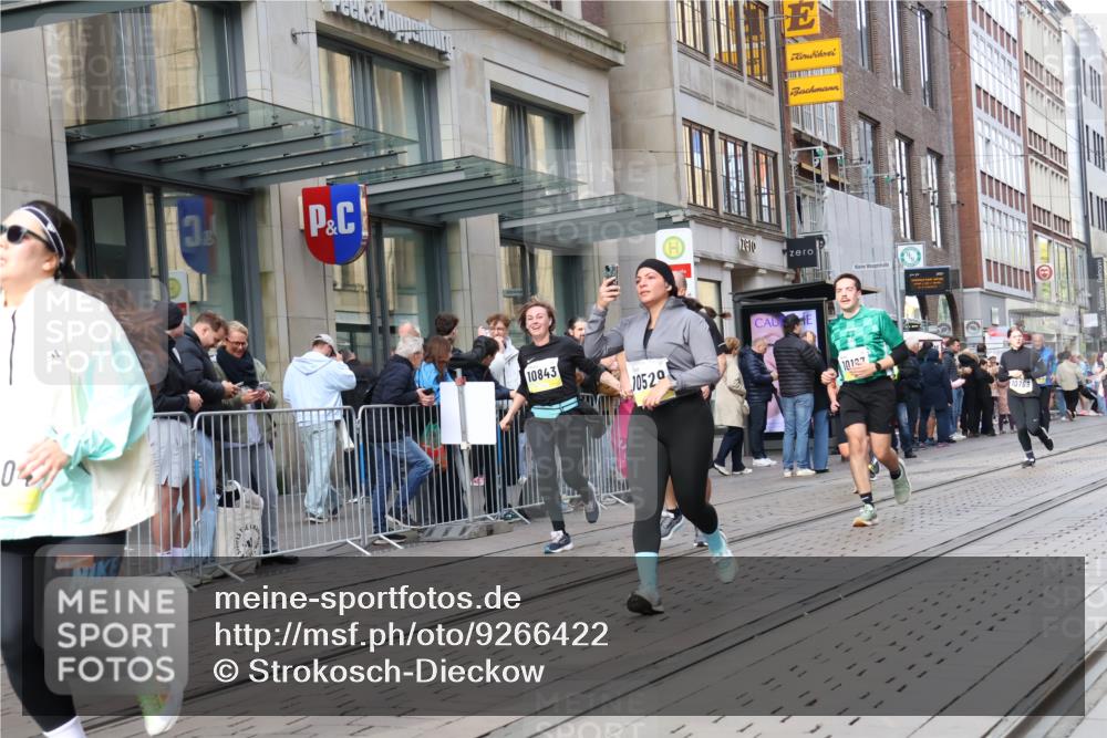 05.10.2025 - 20. swb-Marathon Bremen Strokosch-Dieckow http://msf.ph/oto/9266422 05.10.2025 11:05:19 Ziel 7654, 7777, 9210, 9335, 9419, 9423, 9752, 9907, 10025, 10158, 10197, 10289, 10426, 10437, 10511, 10529, 10542, 10619, 10769, 10843, 10844, 10999, 11064, 11164, 11455, 11604, 11676, 11681, 7654, 7777, 9210, 9335, 9419, 9423, 9752, 9907, 10025, 10158, 10197, 10289, 10426, 10437, 10511, 10529, 10542, 10619, 10769, 10843, 10844, 10999, 11064, 11164, 11455, 11604, 11676, 11681 meine-sportfotos.de