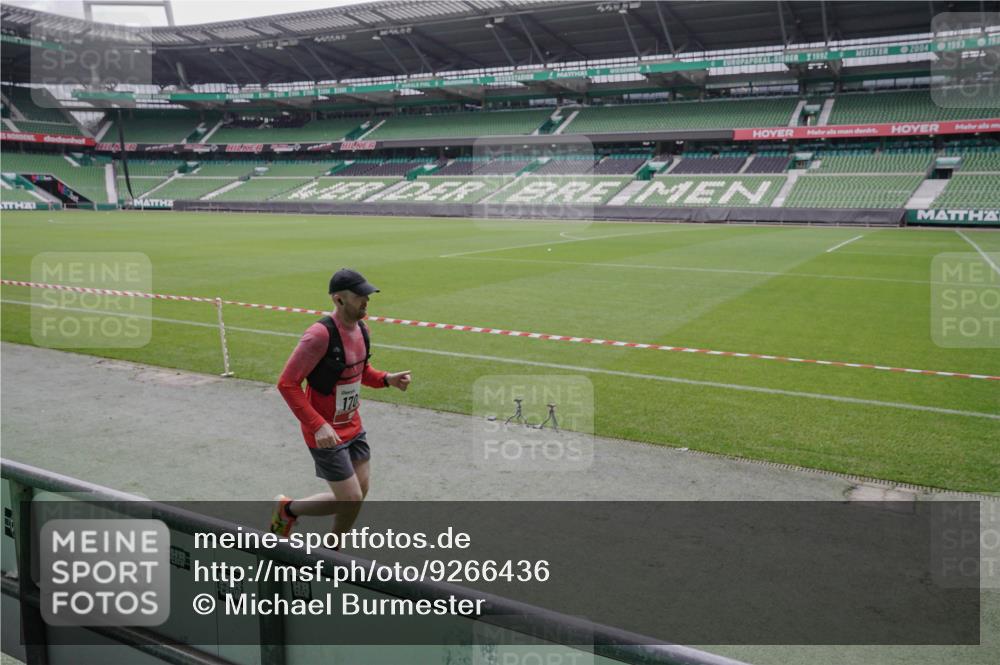 05.10.2025 - 20. swb-Marathon Bremen Michael Burmester http://msf.ph/oto/9266436 05.10.2025 12:26:57 Laufen im Stadion 7, 942, 1155, 1571, 1700, 1969, 5, 765, 923, 1618 meine-sportfotos.de