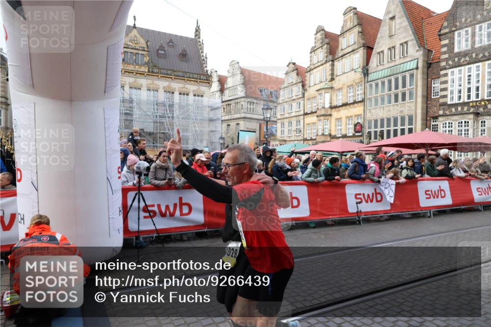 05.10.2025 - 20. swb-Marathon Bremen Yannick Fuchs http://msf.ph/oto/9266439 05.10.2025 10:51:40 Ziel 9252, 10321, 10584, 10918, 10928, 11177 meine-sportfotos.de
