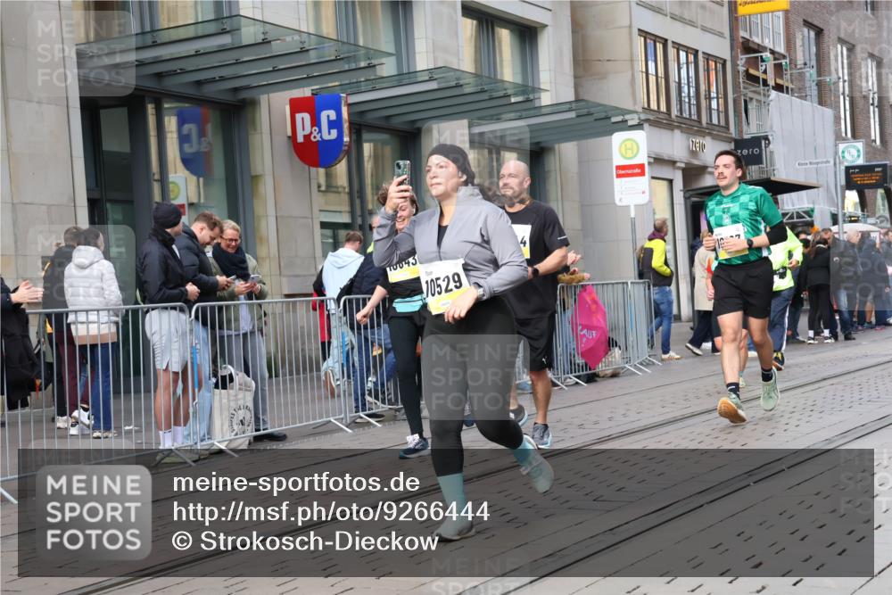 05.10.2025 - 20. swb-Marathon Bremen Strokosch-Dieckow http://msf.ph/oto/9266444 05.10.2025 11:05:19 Ziel 7654, 7777, 9210, 9335, 9419, 9423, 9752, 9907, 10025, 10158, 10197, 10289, 10426, 10437, 10511, 10529, 10542, 10619, 10769, 10843, 10844, 10999, 11064, 11164, 11455, 11604, 11676, 11681, 7654, 7777, 9210, 9335, 9419, 9423, 9752, 9907, 10025, 10158, 10197, 10289, 10426, 10437, 10511, 10529, 10542, 10619, 10769, 10843, 10844, 10999, 11064, 11164, 11455, 11604, 11676, 11681 meine-sportfotos.de
