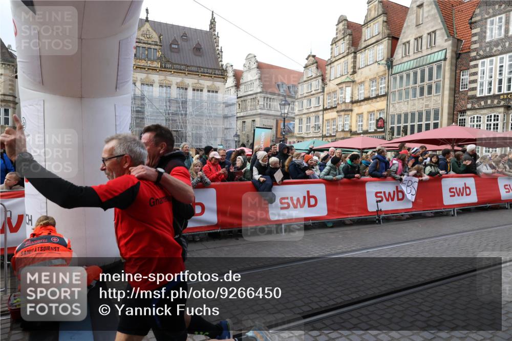 05.10.2025 - 20. swb-Marathon Bremen Yannick Fuchs http://msf.ph/oto/9266450 05.10.2025 10:51:40 Ziel 9252, 10321, 10584, 10918, 10928, 11177 meine-sportfotos.de
