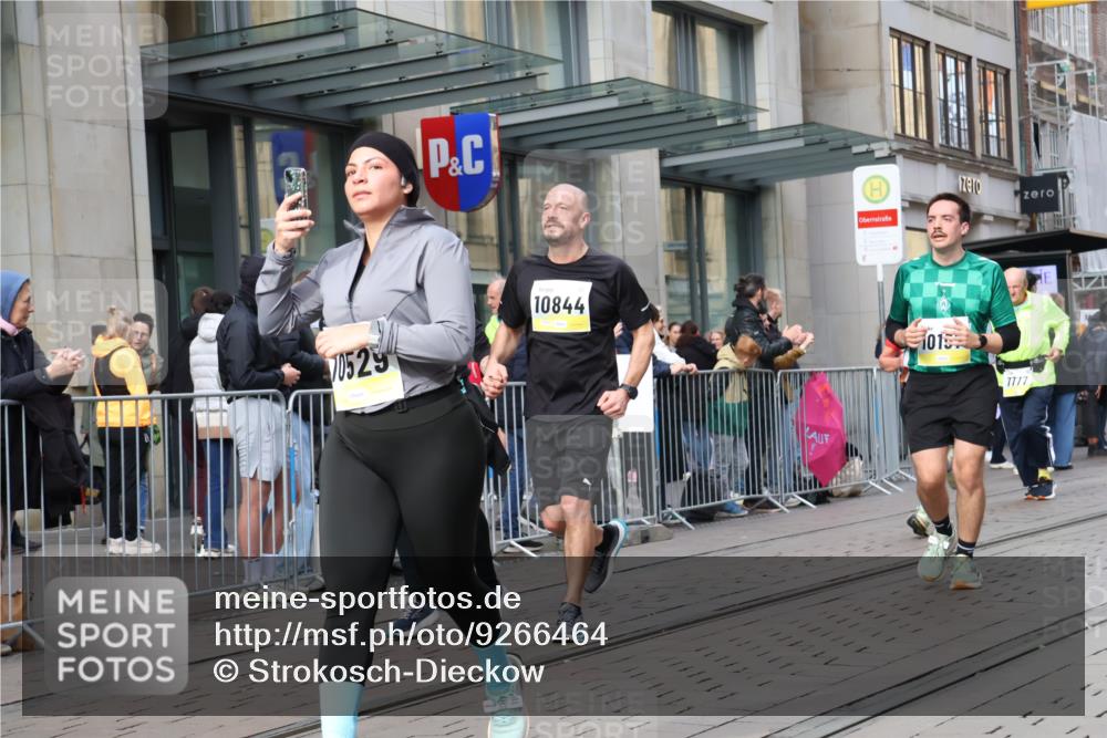 05.10.2025 - 20. swb-Marathon Bremen Strokosch-Dieckow http://msf.ph/oto/9266464 05.10.2025 11:05:20 Ziel 7654, 7777, 9210, 9335, 9419, 9423, 9752, 9907, 10025, 10158, 10197, 10289, 10426, 10437, 10511, 10529, 10542, 10619, 10769, 10843, 10844, 10999, 11164, 11455, 11604, 11676, 11681, 7654, 7777, 9210, 9335, 9419, 9423, 9752, 9907, 10025, 10158, 10197, 10289, 10426, 10437, 10511, 10529, 10542, 10619, 10769, 10843, 10844, 10999, 11164, 11455, 11604, 11676, 11681 meine-sportfotos.de