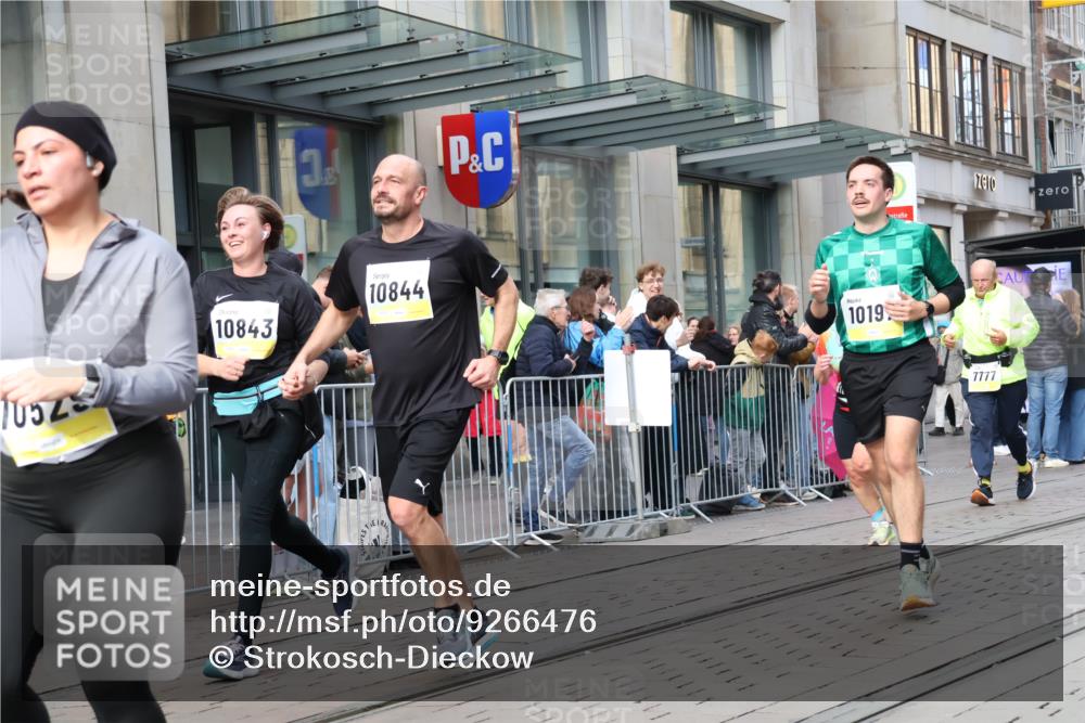 05.10.2025 - 20. swb-Marathon Bremen Strokosch-Dieckow http://msf.ph/oto/9266476 05.10.2025 11:05:20 Ziel 7654, 7777, 9210, 9335, 9419, 9423, 9752, 9907, 10025, 10158, 10197, 10289, 10426, 10437, 10511, 10529, 10542, 10619, 10769, 10843, 10844, 10999, 11164, 11455, 11604, 11676, 11681, 7654, 7777, 9210, 9335, 9419, 9423, 9752, 9907, 10025, 10158, 10197, 10289, 10426, 10437, 10511, 10529, 10542, 10619, 10769, 10843, 10844, 10999, 11164, 11455, 11604, 11676, 11681 meine-sportfotos.de