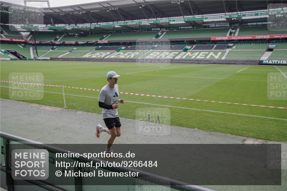 05.10.2025 - 20. swb-Marathon Bremen Michael Burmester http://msf.ph/oto/9266484 05.10.2025 12:27:21 Laufen im Stadion 303, 758, 1571, 1687, 1700, 1969, 2175, 942 meine-sportfotos.de