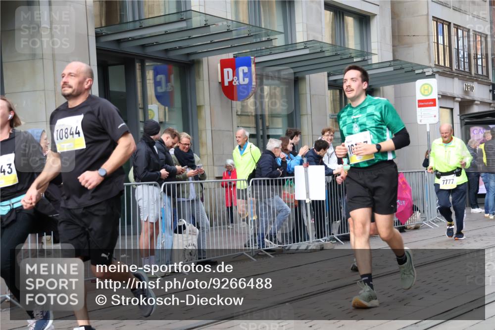 05.10.2025 - 20. swb-Marathon Bremen Strokosch-Dieckow http://msf.ph/oto/9266488 05.10.2025 11:05:21 Ziel 7654, 7777, 9210, 9335, 9419, 9423, 9752, 9907, 10025, 10197, 10289, 10426, 10437, 10511, 10529, 10542, 10619, 10769, 10843, 10844, 10999, 11164, 11455, 11604, 11676, 11681, 7654, 7777, 9210, 9335, 9419, 9423, 9752, 9907, 10025, 10197, 10289, 10426, 10437, 10511, 10529, 10542, 10619, 10769, 10843, 10844, 10999, 11164, 11455, 11604, 11676, 11681 meine-sportfotos.de