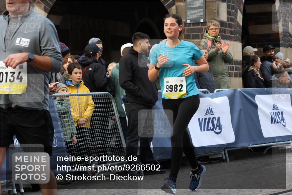 05.10.2025 - 20. swb-Marathon Bremen Strokosch-Dieckow http://msf.ph/oto/9266502 05.10.2025 11:08:35 Ziel 7069, 7706, 9481, 9982, 10134, 10212, 10787, 10859, 10998, 11028, 11073, 11076, 11242 meine-sportfotos.de