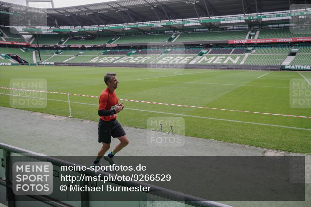 05.10.2025 - 20. swb-Marathon Bremen Michael Burmester http://msf.ph/oto/9266529 05.10.2025 12:27:24 Laufen im Stadion 303, 758, 1334, 1571, 1687, 1700, 1969, 2175, 942 meine-sportfotos.de