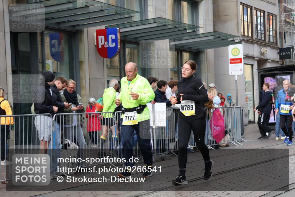 05.10.2025 - 20. swb-Marathon Bremen Strokosch-Dieckow http://msf.ph/oto/9266541 05.10.2025 11:05:23 Ziel 7654, 7777, 9210, 9335, 9419, 9423, 9752, 9907, 10025, 10197, 10426, 10437, 10529, 10542, 10619, 10769, 10843, 10844, 10999, 11164, 11455, 11604, 11676, 11681, 7654, 7777, 9210, 9335, 9419, 9423, 9752, 9907, 10025, 10197, 10426, 10437, 10529, 10542, 10619, 10769, 10843, 10844, 10999, 11164, 11455, 11604, 11676, 11681 meine-sportfotos.de