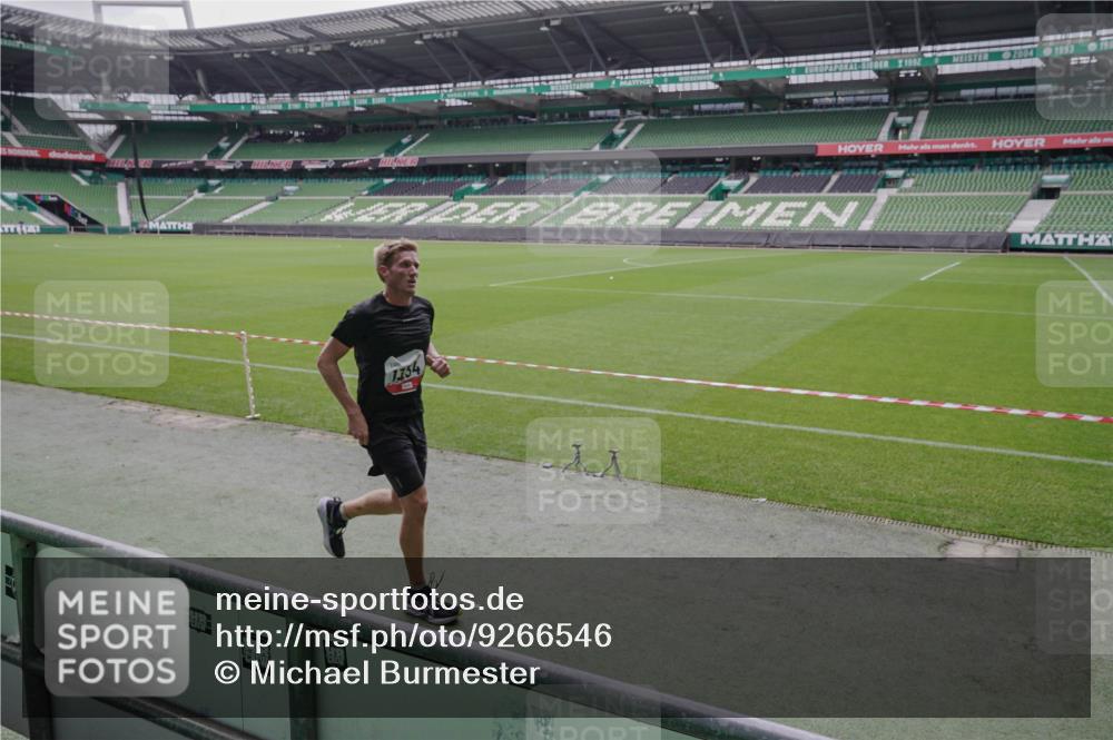 05.10.2025 - 20. swb-Marathon Bremen Michael Burmester http://msf.ph/oto/9266546 05.10.2025 12:27:36 Laufen im Stadion 258, 303, 593, 758, 1303, 1334, 1687, 1700, 2175, 942, 1571, 1969 meine-sportfotos.de