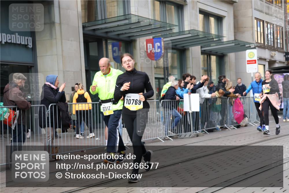 05.10.2025 - 20. swb-Marathon Bremen Strokosch-Dieckow http://msf.ph/oto/9266577 05.10.2025 11:05:24 Ziel 7654, 7777, 9210, 9335, 9419, 9423, 9752, 9907, 10197, 10426, 10437, 10529, 10619, 10769, 10843, 10844, 10999, 11164, 11455, 11604, 11676, 11681, 7654, 7777, 9210, 9335, 9419, 9423, 9752, 9907, 10197, 10426, 10437, 10529, 10619, 10769, 10843, 10844, 10999, 11164, 11455, 11604, 11676, 11681 meine-sportfotos.de