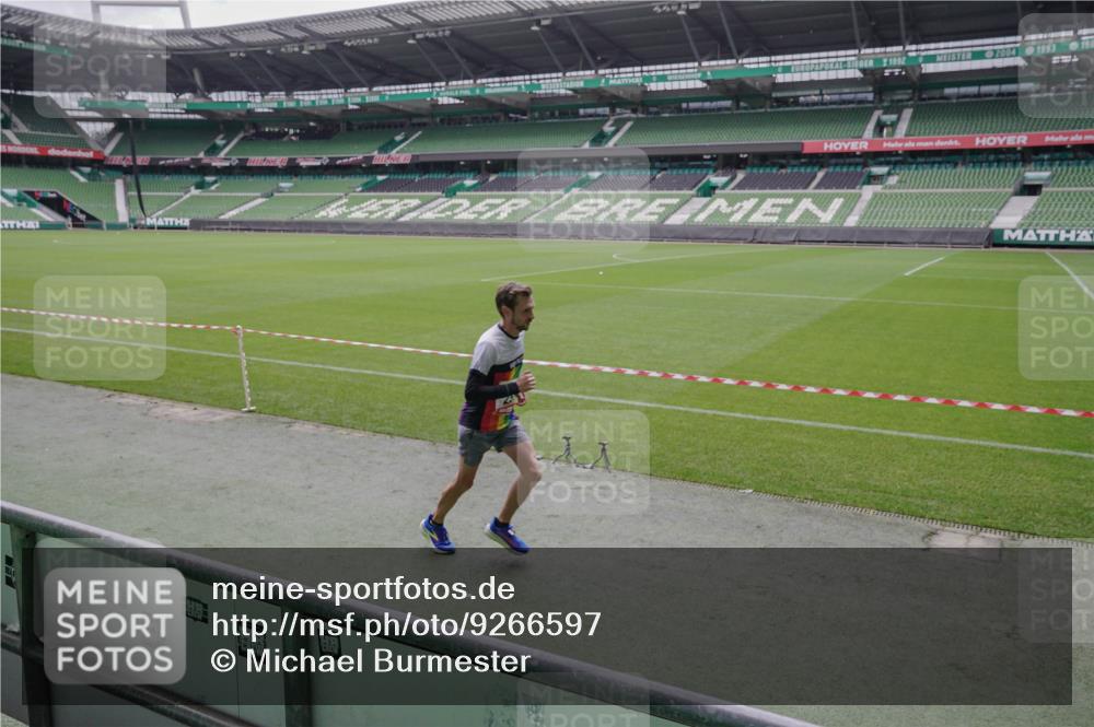 05.10.2025 - 20. swb-Marathon Bremen Michael Burmester http://msf.ph/oto/9266597 05.10.2025 12:27:48 Laufen im Stadion 258, 303, 593, 758, 1249, 1303, 1334, 1668, 1687, 2175, 1571, 1700, 1969 meine-sportfotos.de