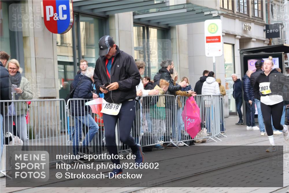 05.10.2025 - 20. swb-Marathon Bremen Strokosch-Dieckow http://msf.ph/oto/9266602 05.10.2025 11:05:29 Ziel 7777, 9335, 9423, 9907, 9931, 10197, 10529, 10619, 10769, 10843, 10844, 10999, 11425, 11455, 11468, 11604, 7777, 9335, 9423, 9907, 9931, 10197, 10529, 10619, 10769, 10843, 10844, 10999, 11425, 11455, 11468, 11604 meine-sportfotos.de