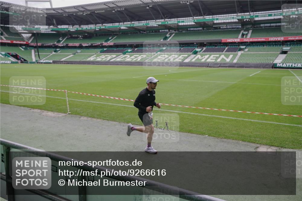 05.10.2025 - 20. swb-Marathon Bremen Michael Burmester http://msf.ph/oto/9266616 05.10.2025 12:27:50 Laufen im Stadion 258, 303, 593, 758, 1249, 1303, 1334, 1668, 1687, 2175, 1571, 1700, 1969 meine-sportfotos.de