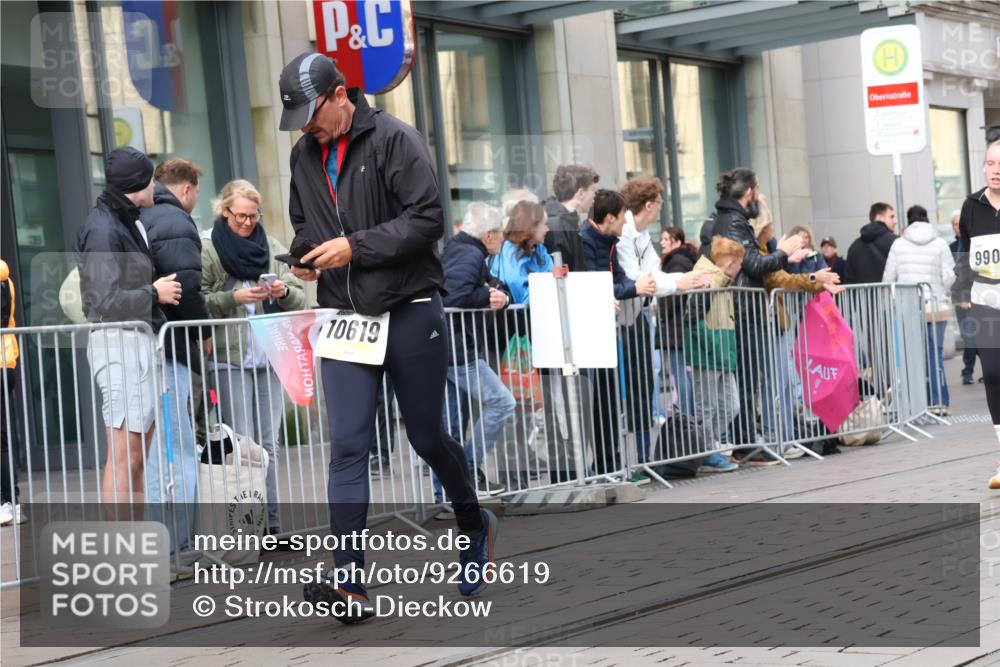 05.10.2025 - 20. swb-Marathon Bremen Strokosch-Dieckow http://msf.ph/oto/9266619 05.10.2025 11:05:29 Ziel 7777, 9335, 9423, 9907, 9931, 10197, 10529, 10619, 10769, 10843, 10844, 10999, 11425, 11455, 11468, 11604, 7777, 9335, 9423, 9907, 9931, 10197, 10529, 10619, 10769, 10843, 10844, 10999, 11425, 11455, 11468, 11604 meine-sportfotos.de