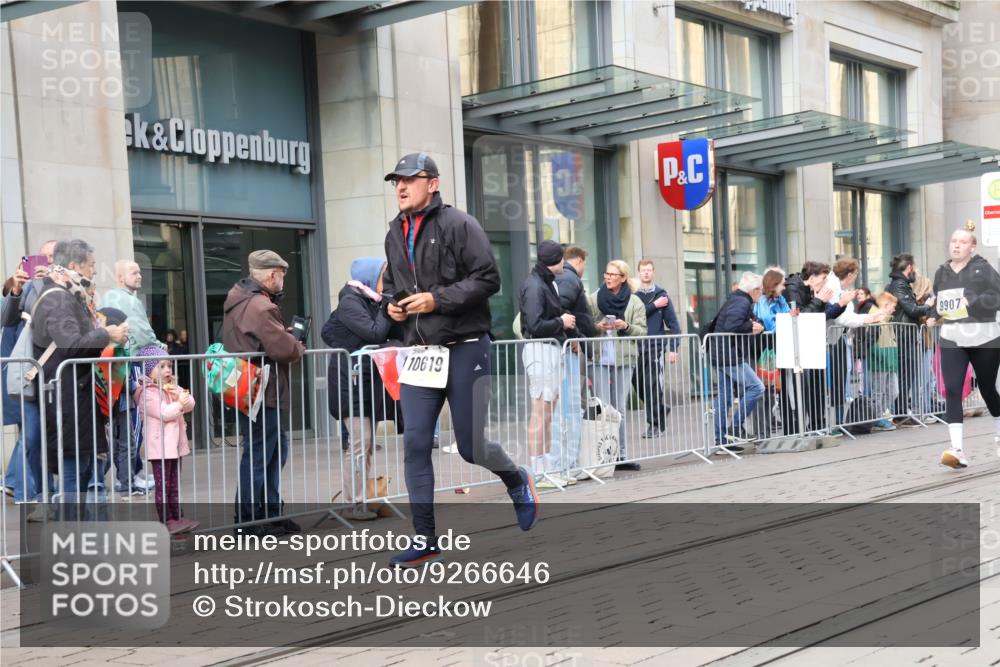 05.10.2025 - 20. swb-Marathon Bremen Strokosch-Dieckow http://msf.ph/oto/9266646 05.10.2025 11:05:30 Ziel 7777, 9335, 9355, 9423, 9907, 9931, 10095, 10197, 10529, 10587, 10597, 10619, 10769, 10843, 10844, 10999, 11134, 11425, 11455, 11468, 11604, 7777, 9335, 9355, 9423, 9907, 9931, 10095, 10197, 10529, 10587, 10597, 10619, 10769, 10843, 10844, 10999, 11134, 11425, 11455, 11468, 11604 meine-sportfotos.de