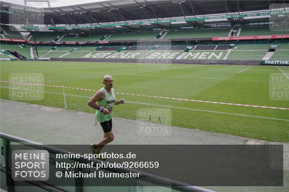 05.10.2025 - 20. swb-Marathon Bremen Michael Burmester http://msf.ph/oto/9266659 05.10.2025 12:28:02 Laufen im Stadion 258, 303, 593, 758, 1249, 1303, 1334, 1668, 1687, 2175 meine-sportfotos.de