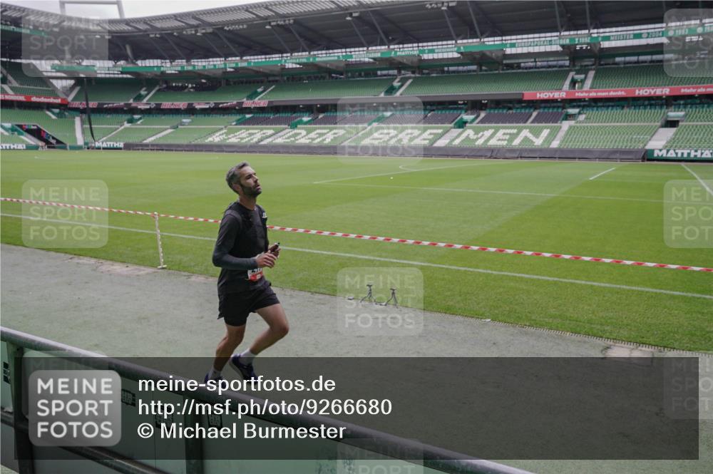 05.10.2025 - 20. swb-Marathon Bremen Michael Burmester http://msf.ph/oto/9266680 05.10.2025 12:28:31 Laufen im Stadion 62, 258, 593, 733, 940, 1249, 1668, 2179, 1303, 1334 meine-sportfotos.de