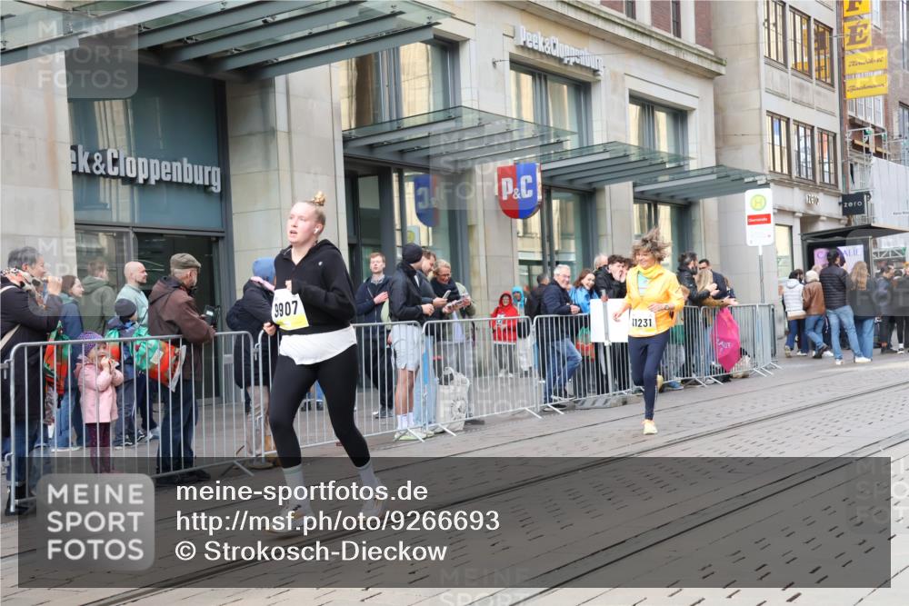05.10.2025 - 20. swb-Marathon Bremen Strokosch-Dieckow http://msf.ph/oto/9266693 05.10.2025 11:05:32 Ziel 7777, 9335, 9355, 9423, 9907, 9931, 10081, 10095, 10197, 10529, 10587, 10597, 10619, 10769, 10843, 10844, 11134, 11425, 11455, 11468, 11525, 11604, 7777, 9335, 9355, 9423, 9907, 9931, 10081, 10095, 10197, 10529, 10587, 10597, 10619, 10769, 10843, 10844, 11134, 11425, 11455, 11468, 11604 meine-sportfotos.de