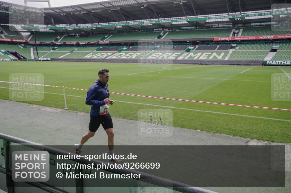 05.10.2025 - 20. swb-Marathon Bremen Michael Burmester http://msf.ph/oto/9266699 05.10.2025 12:28:32 Laufen im Stadion 62, 258, 593, 733, 940, 1249, 1668, 2179, 258, 1303, 1334 meine-sportfotos.de