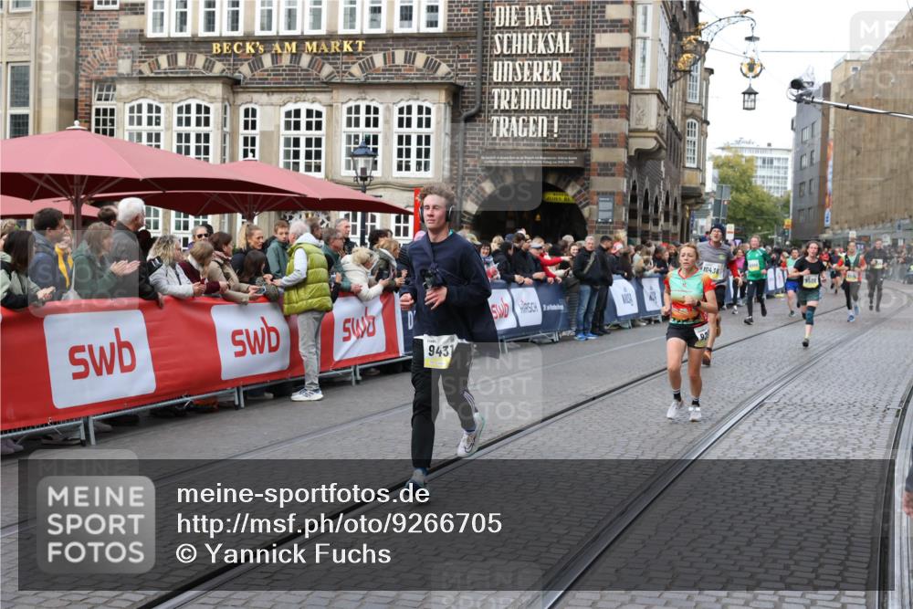 05.10.2025 - 20. swb-Marathon Bremen Yannick Fuchs http://msf.ph/oto/9266705 05.10.2025 10:51:47 Ziel 8333, 9252, 9259, 9268, 10584, 10716, 10918, 10928, 11484 meine-sportfotos.de