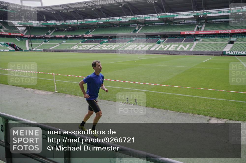 05.10.2025 - 20. swb-Marathon Bremen Michael Burmester http://msf.ph/oto/9266721 05.10.2025 12:28:42 Laufen im Stadion 62, 733, 940, 1249, 1668, 1688, 2179, 258, 593, 1303, 1334 meine-sportfotos.de