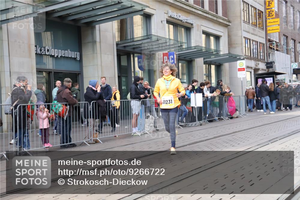 05.10.2025 - 20. swb-Marathon Bremen Strokosch-Dieckow http://msf.ph/oto/9266722 05.10.2025 11:05:34 Ziel 7777, 9335, 9355, 9423, 9907, 9931, 10081, 10095, 10100, 10101, 10197, 10529, 10587, 10597, 10619, 10769, 11134, 11425, 11455, 11468, 11525, 11604, 7777, 9335, 9355, 9423, 9907, 9931, 10081, 10095, 10100, 10101, 10197, 10529, 10587, 10597, 10619, 10769, 11134, 11425, 11455, 11468, 11604 meine-sportfotos.de