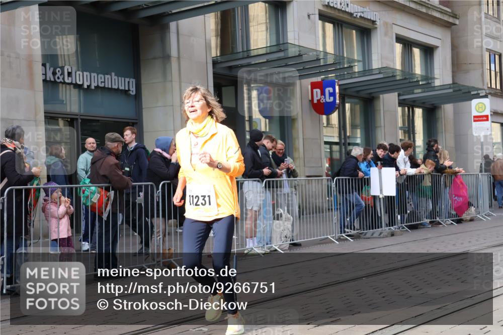 05.10.2025 - 20. swb-Marathon Bremen Strokosch-Dieckow http://msf.ph/oto/9266751 05.10.2025 11:05:34 Ziel 7777, 9335, 9355, 9423, 9907, 9931, 10081, 10095, 10100, 10101, 10197, 10529, 10587, 10597, 10619, 10769, 11134, 11425, 11455, 11468, 11525, 11604, 7777, 9335, 9355, 9423, 9907, 9931, 10081, 10095, 10100, 10101, 10197, 10529, 10587, 10597, 10619, 10769, 11134, 11425, 11455, 11468, 11604 meine-sportfotos.de