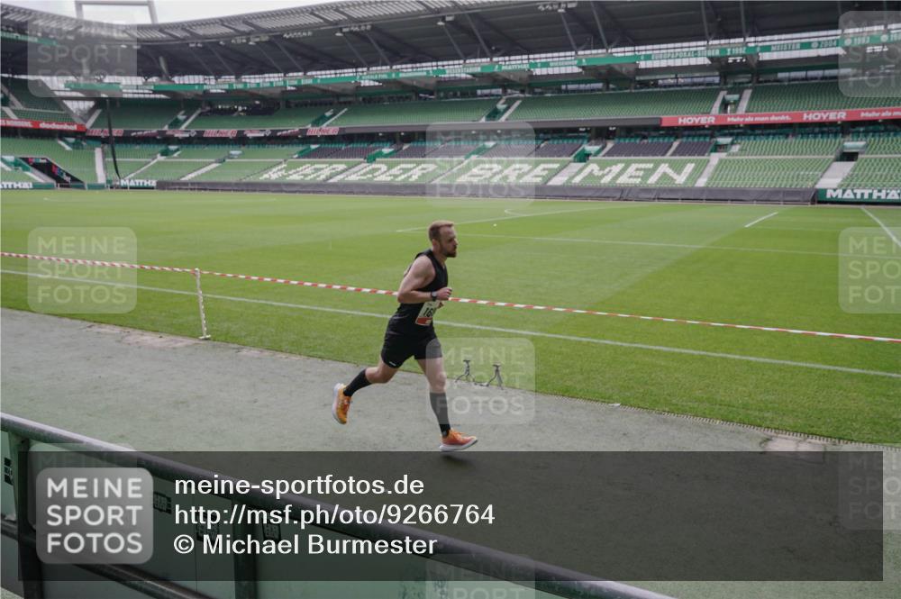 05.10.2025 - 20. swb-Marathon Bremen Michael Burmester http://msf.ph/oto/9266764 05.10.2025 12:28:54 Laufen im Stadion 62, 733, 940, 1688, 2179, 593, 1249, 1668 meine-sportfotos.de