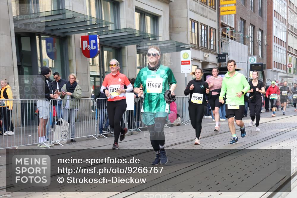 05.10.2025 - 20. swb-Marathon Bremen Strokosch-Dieckow http://msf.ph/oto/9266767 05.10.2025 11:05:40 Ziel 7777, 9355, 9438, 9786, 9907, 9931, 10081, 10095, 10100, 10101, 10192, 10249, 10462, 10587, 10597, 10619, 10623, 10848, 11134, 11231, 11296, 11425, 11455, 11468, 11525, 7777, 9355, 9438, 9786, 9907, 9931, 10081, 10095, 10100, 10101, 10192, 10249, 10462, 10587, 10597, 10619, 10623, 10848, 11134, 11425, 11455, 11468 meine-sportfotos.de