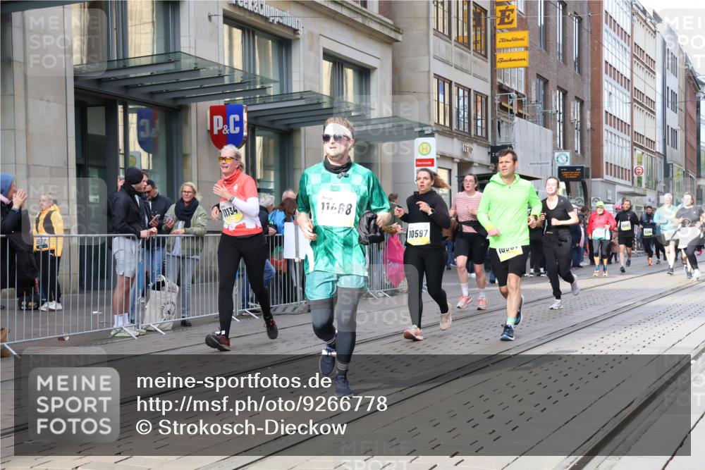 05.10.2025 - 20. swb-Marathon Bremen Strokosch-Dieckow http://msf.ph/oto/9266778 05.10.2025 11:05:40 Ziel 7777, 9355, 9438, 9786, 9907, 9931, 10081, 10095, 10100, 10101, 10192, 10249, 10462, 10587, 10597, 10619, 10623, 10848, 11134, 11231, 11296, 11425, 11455, 11468, 11525, 7777, 9355, 9438, 9786, 9907, 9931, 10081, 10095, 10100, 10101, 10192, 10249, 10462, 10587, 10597, 10619, 10623, 10848, 11134, 11425, 11455, 11468 meine-sportfotos.de