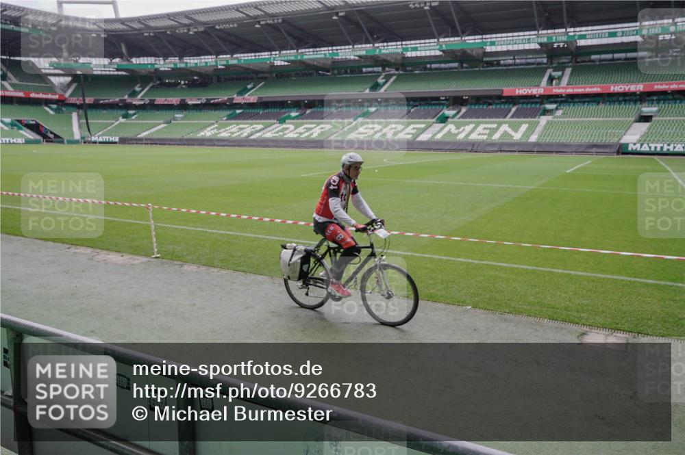 05.10.2025 - 20. swb-Marathon Bremen Michael Burmester http://msf.ph/oto/9266783 05.10.2025 12:29:06 Laufen im Stadion 18, 62, 632, 733, 742, 871, 940, 1688, 2179, 2253, 1249 meine-sportfotos.de