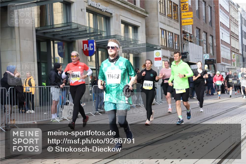 05.10.2025 - 20. swb-Marathon Bremen Strokosch-Dieckow http://msf.ph/oto/9266791 05.10.2025 11:05:40 Ziel 7777, 9355, 9438, 9786, 9907, 9931, 10081, 10095, 10100, 10101, 10192, 10249, 10462, 10587, 10597, 10619, 10623, 10848, 11134, 11231, 11296, 11425, 11455, 11468, 11525, 7777, 9355, 9438, 9786, 9907, 9931, 10081, 10095, 10100, 10101, 10192, 10249, 10462, 10587, 10597, 10619, 10623, 10848, 11134, 11425, 11455, 11468 meine-sportfotos.de