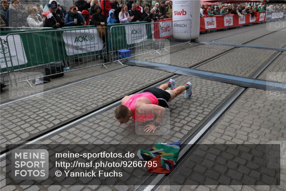 05.10.2025 - 20. swb-Marathon Bremen Yannick Fuchs http://msf.ph/oto/9266795 05.10.2025 12:08:57 Ziel 408 meine-sportfotos.de