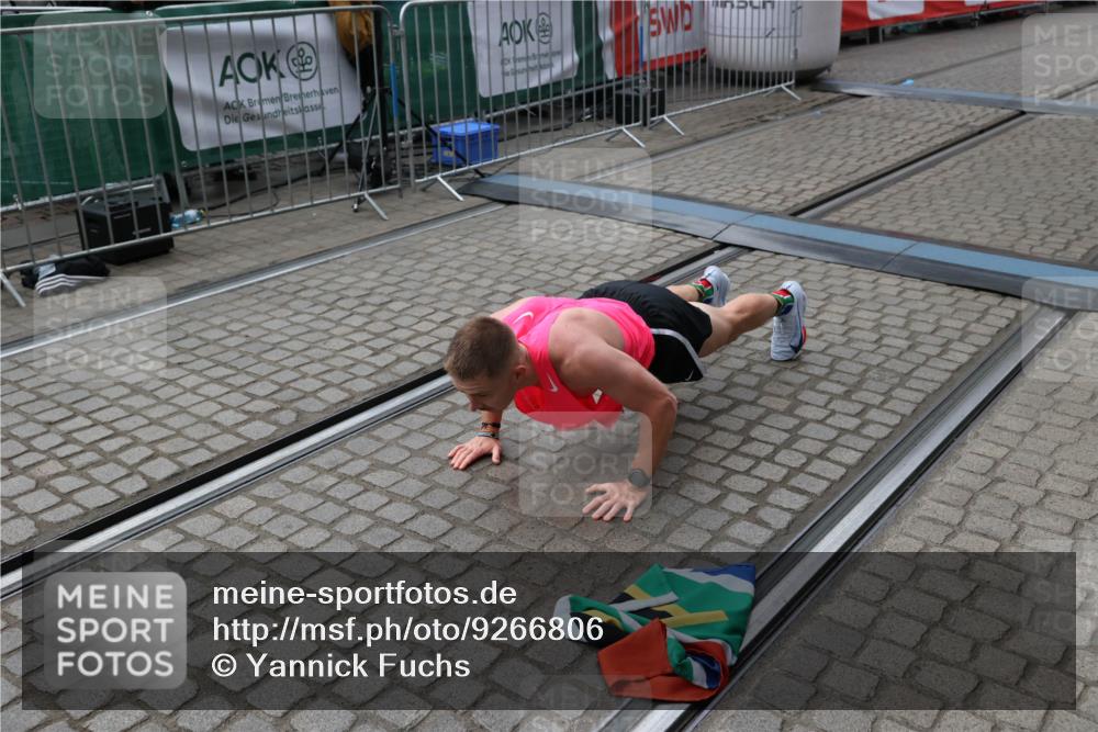 05.10.2025 - 20. swb-Marathon Bremen Yannick Fuchs http://msf.ph/oto/9266806 05.10.2025 12:08:58 Ziel 408 meine-sportfotos.de